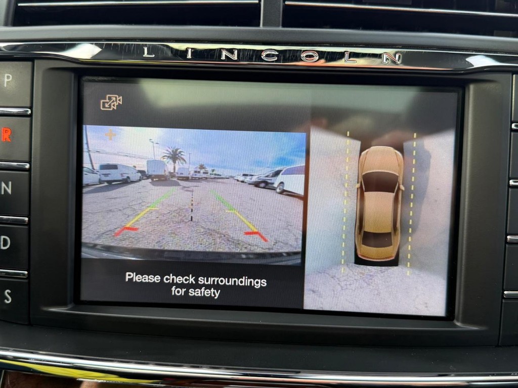 Lincoln Continental Vehicle Full-screen Gallery Image 40