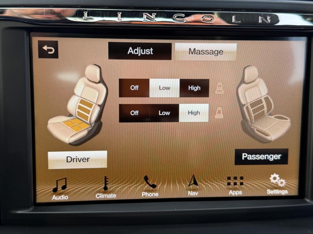 Lincoln Continental Vehicle Full-screen Gallery Image 43