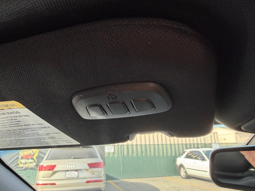 Lincoln Continental Vehicle Full-screen Gallery Image 45