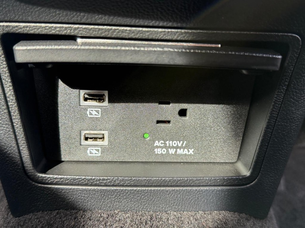 Lincoln Continental Vehicle Full-screen Gallery Image 46