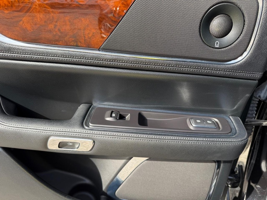 Lincoln Continental Vehicle Full-screen Gallery Image 49