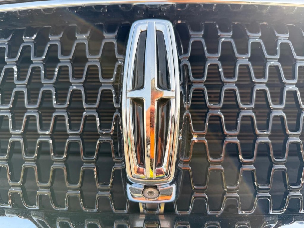 Lincoln Continental Vehicle Full-screen Gallery Image 50