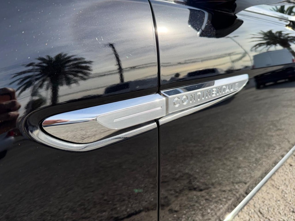 Lincoln Continental Vehicle Full-screen Gallery Image 52