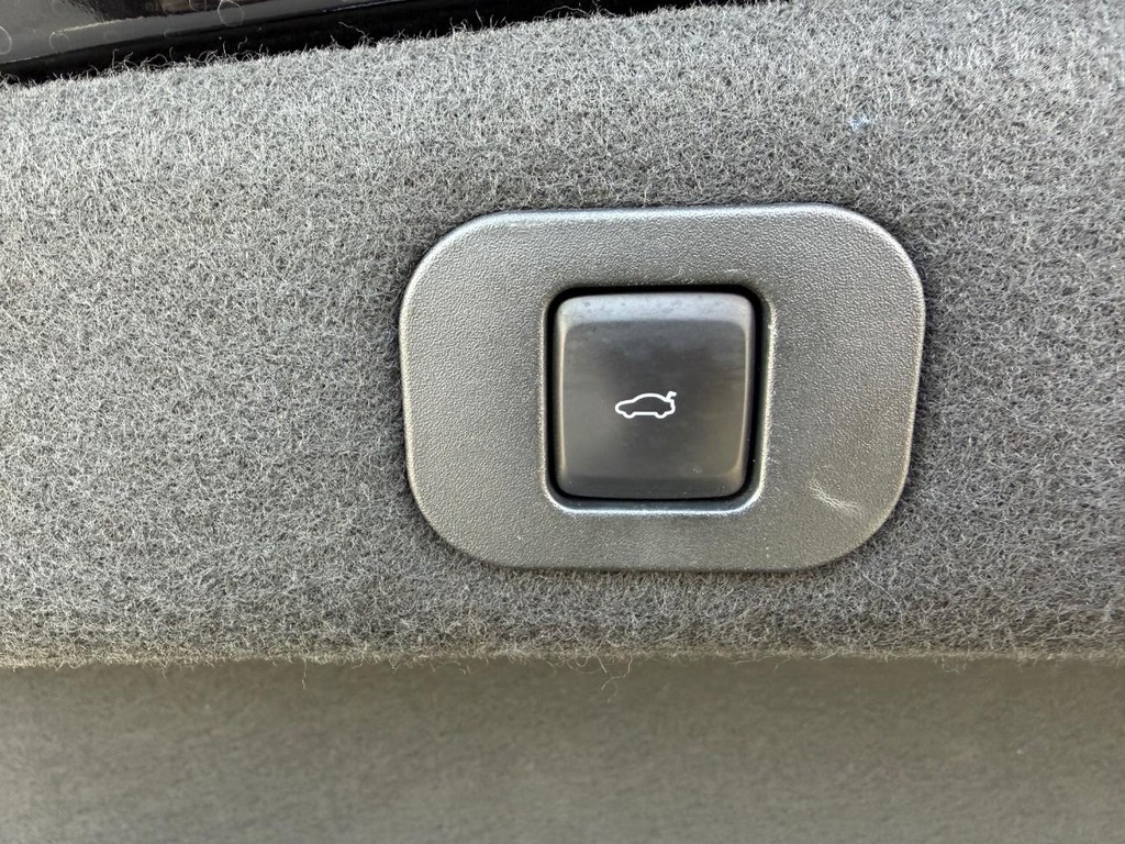 Lincoln Continental Vehicle Full-screen Gallery Image 58