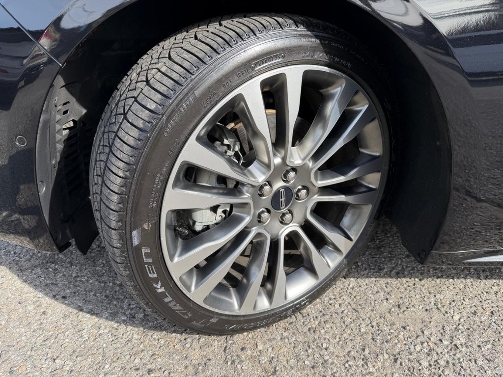 Lincoln Continental Vehicle Full-screen Gallery Image 60