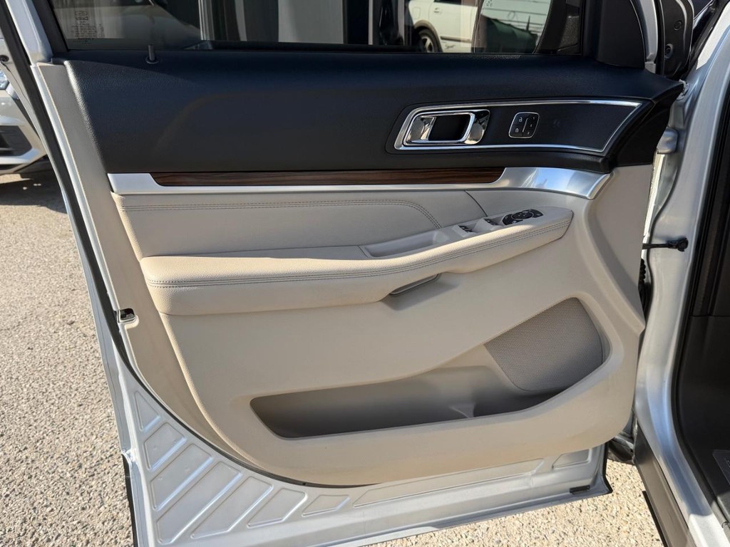 Ford Explorer Vehicle Full-screen Gallery Image 15