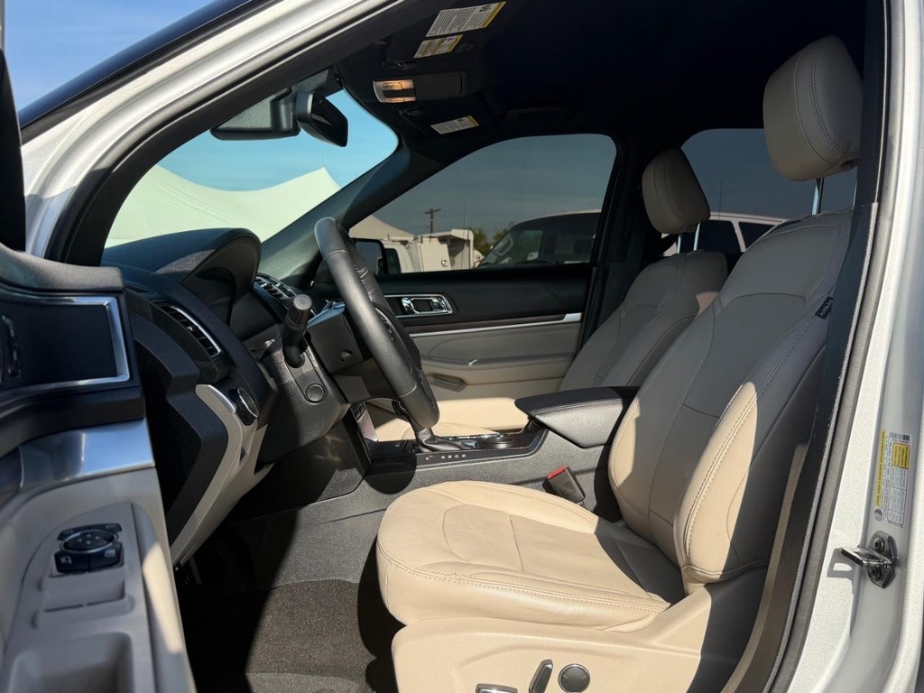 Ford Explorer Vehicle Full-screen Gallery Image 17