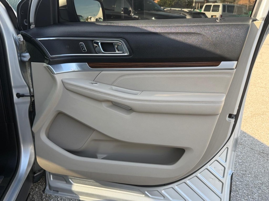 Ford Explorer Vehicle Full-screen Gallery Image 19