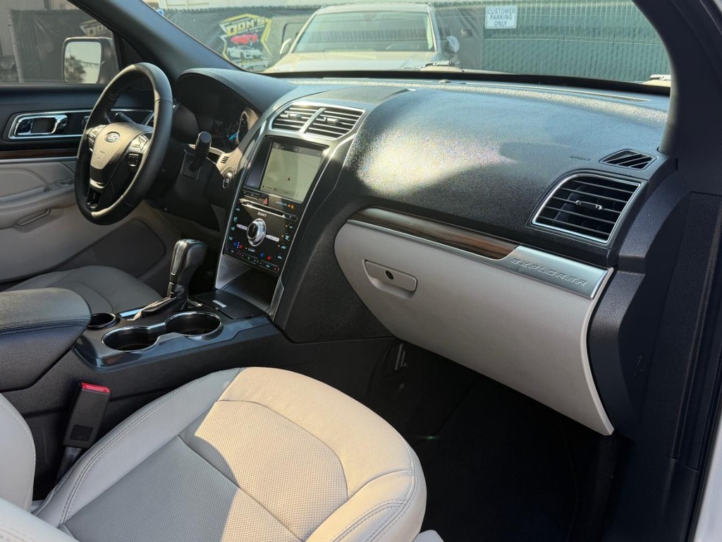 Ford Explorer Vehicle Full-screen Gallery Image 20