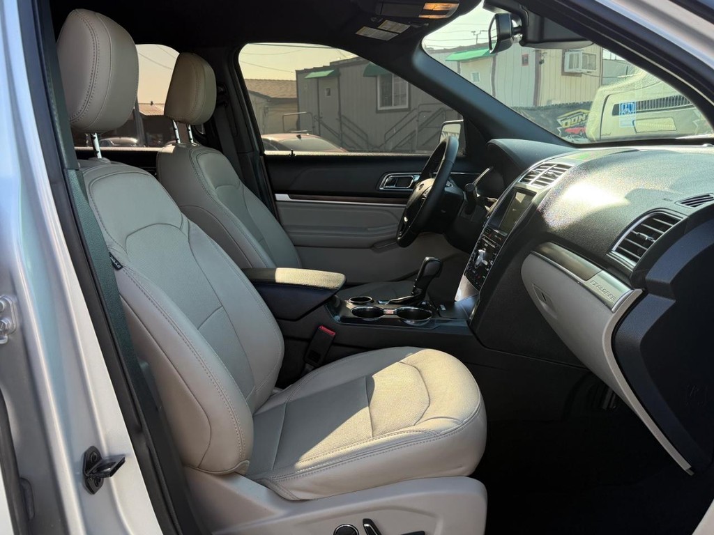 Ford Explorer Vehicle Full-screen Gallery Image 21