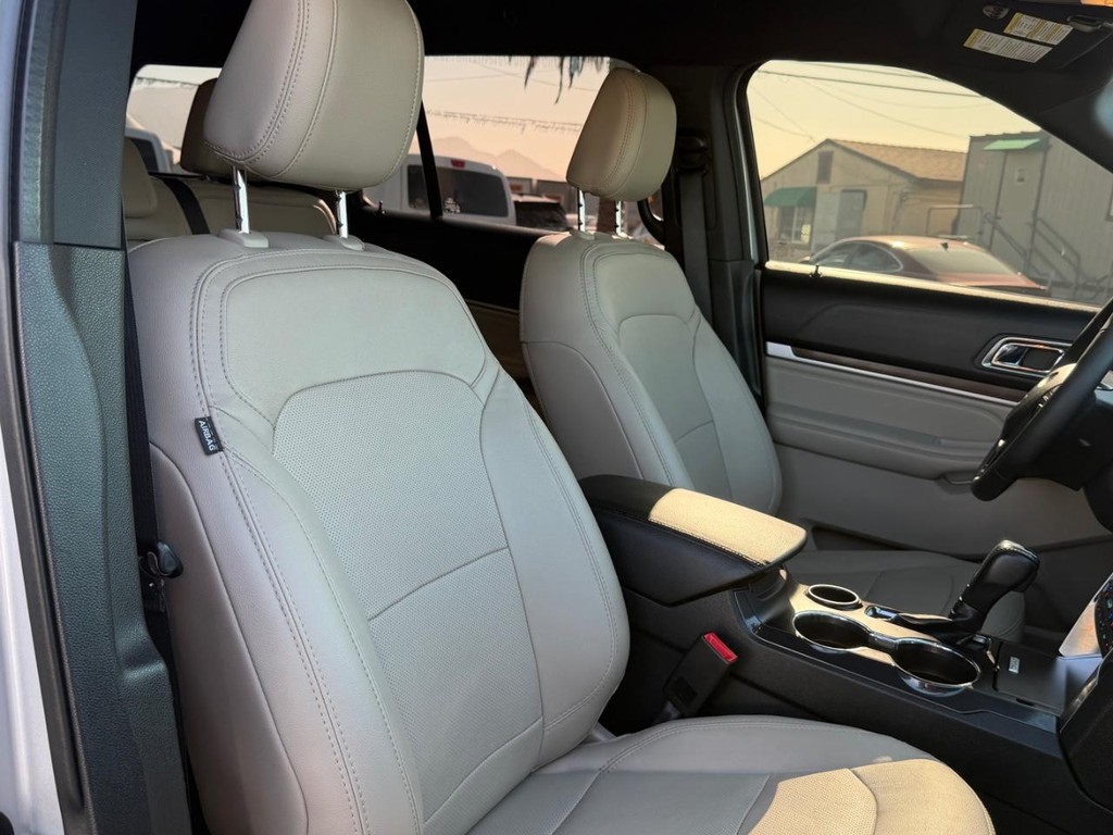 Ford Explorer Vehicle Full-screen Gallery Image 22