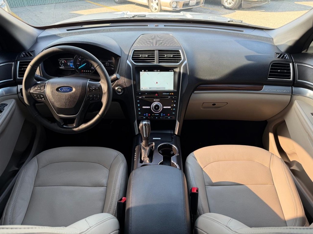 Ford Explorer Vehicle Full-screen Gallery Image 23