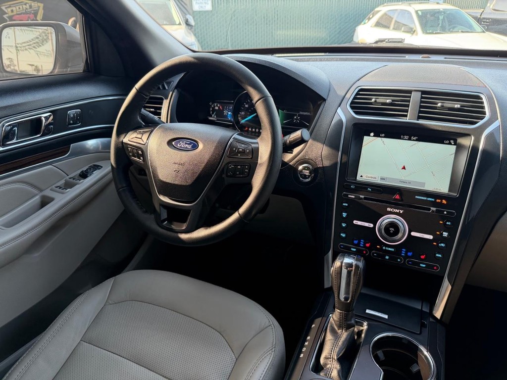 Ford Explorer Vehicle Full-screen Gallery Image 24