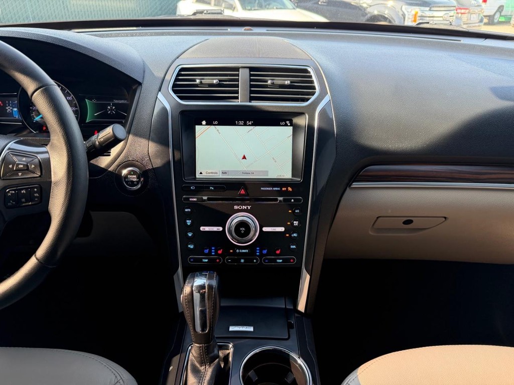 Ford Explorer Vehicle Full-screen Gallery Image 25