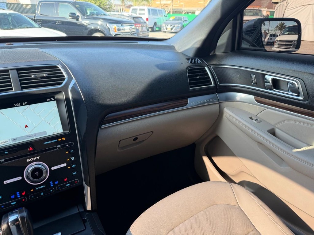 Ford Explorer Vehicle Full-screen Gallery Image 26