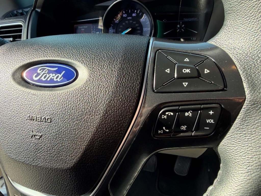 Ford Explorer Vehicle Full-screen Gallery Image 29