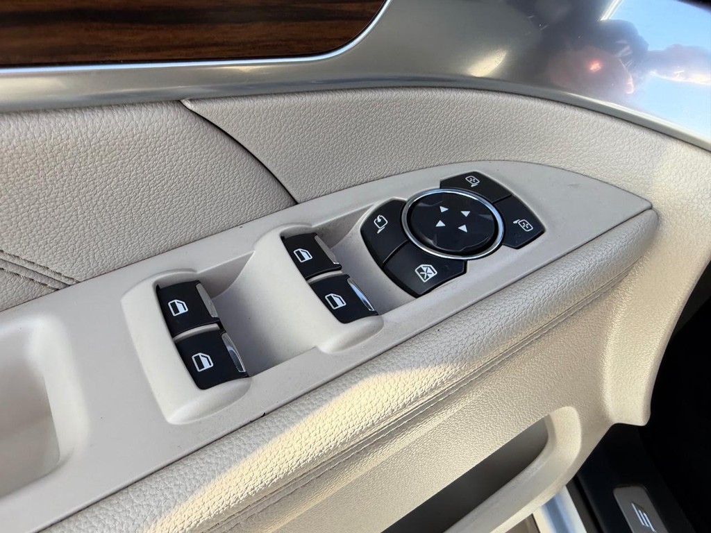 Ford Explorer Vehicle Full-screen Gallery Image 30