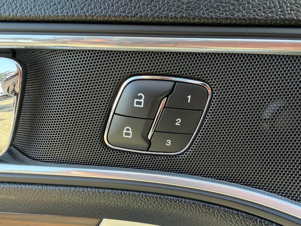 Ford Explorer Vehicle Full-screen Gallery Image 31