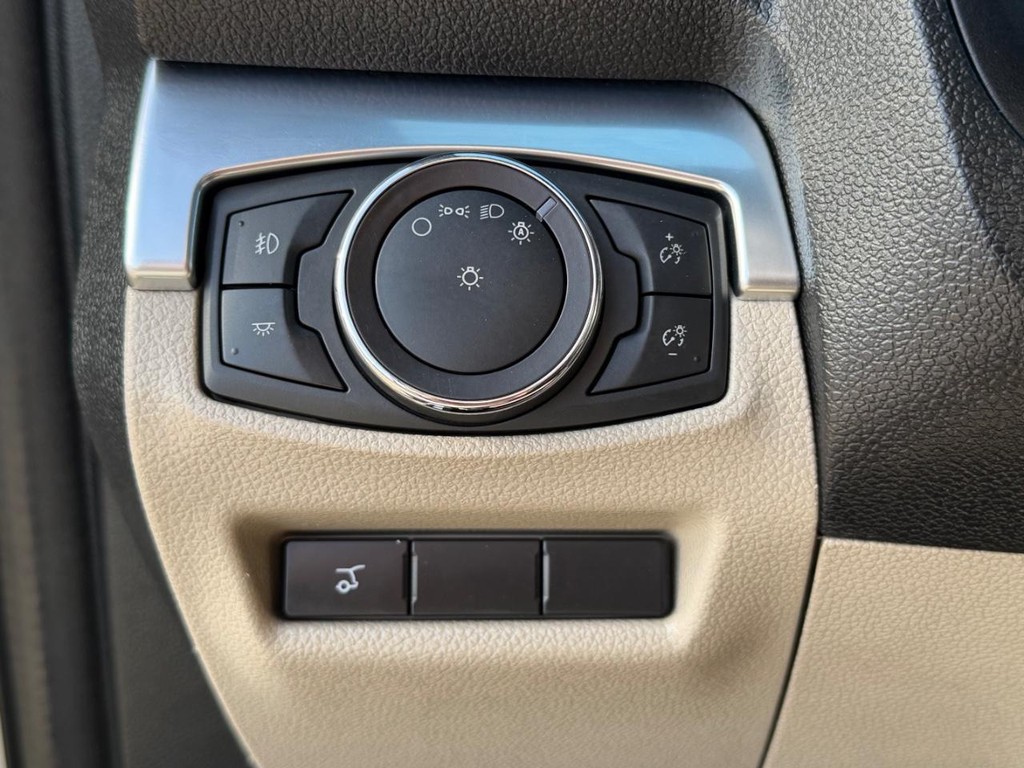 Ford Explorer Vehicle Full-screen Gallery Image 32