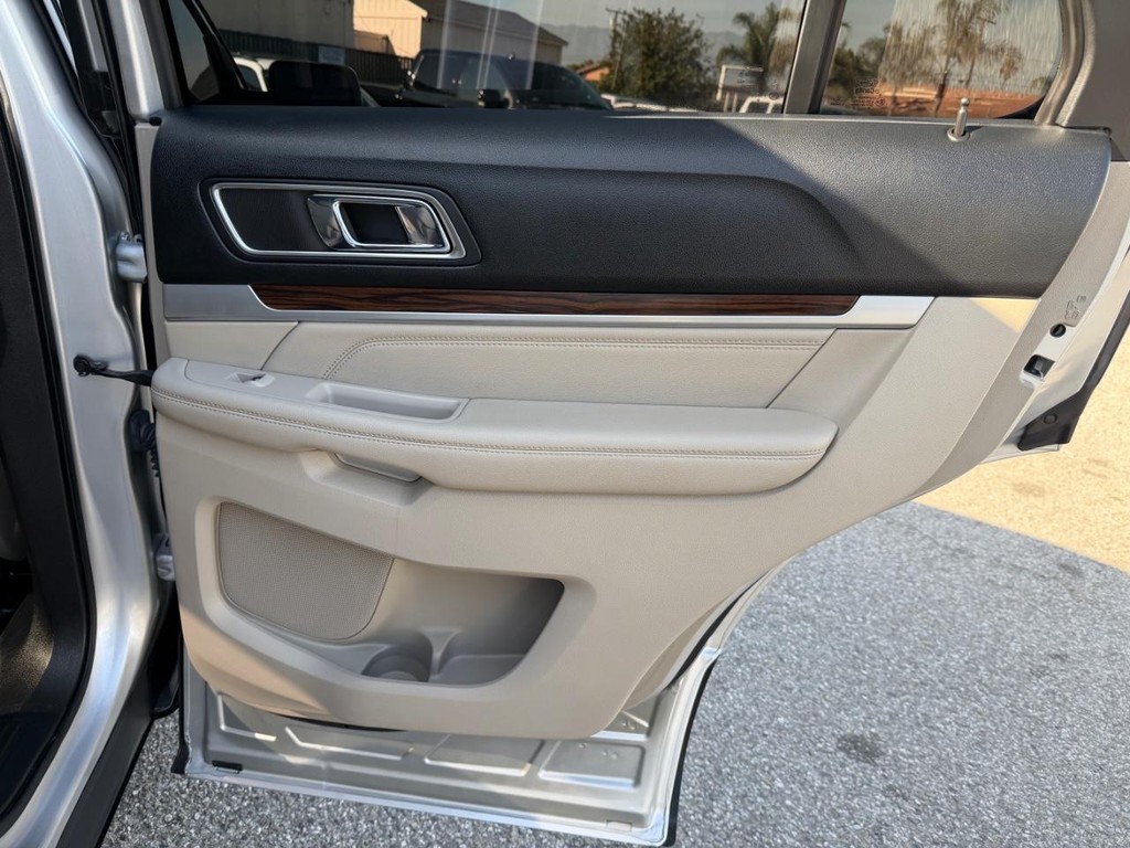 Ford Explorer Vehicle Full-screen Gallery Image 37