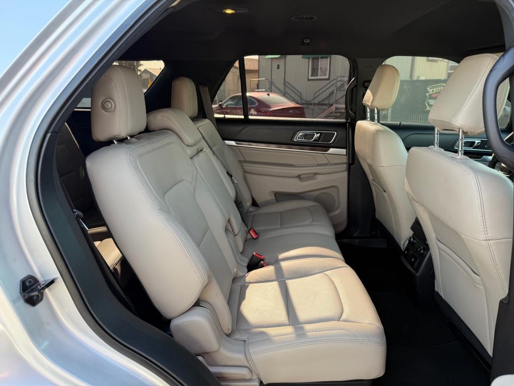 Ford Explorer Vehicle Full-screen Gallery Image 38