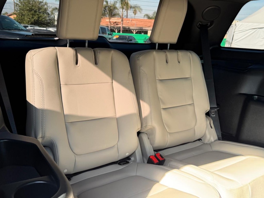 Ford Explorer Vehicle Full-screen Gallery Image 39