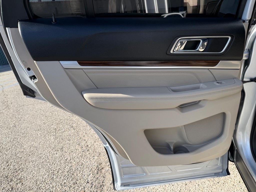 Ford Explorer Vehicle Full-screen Gallery Image 40