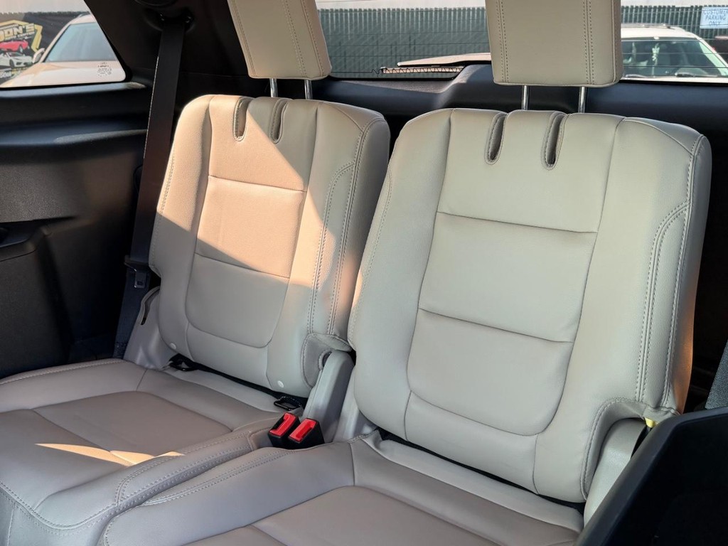 Ford Explorer Vehicle Full-screen Gallery Image 42