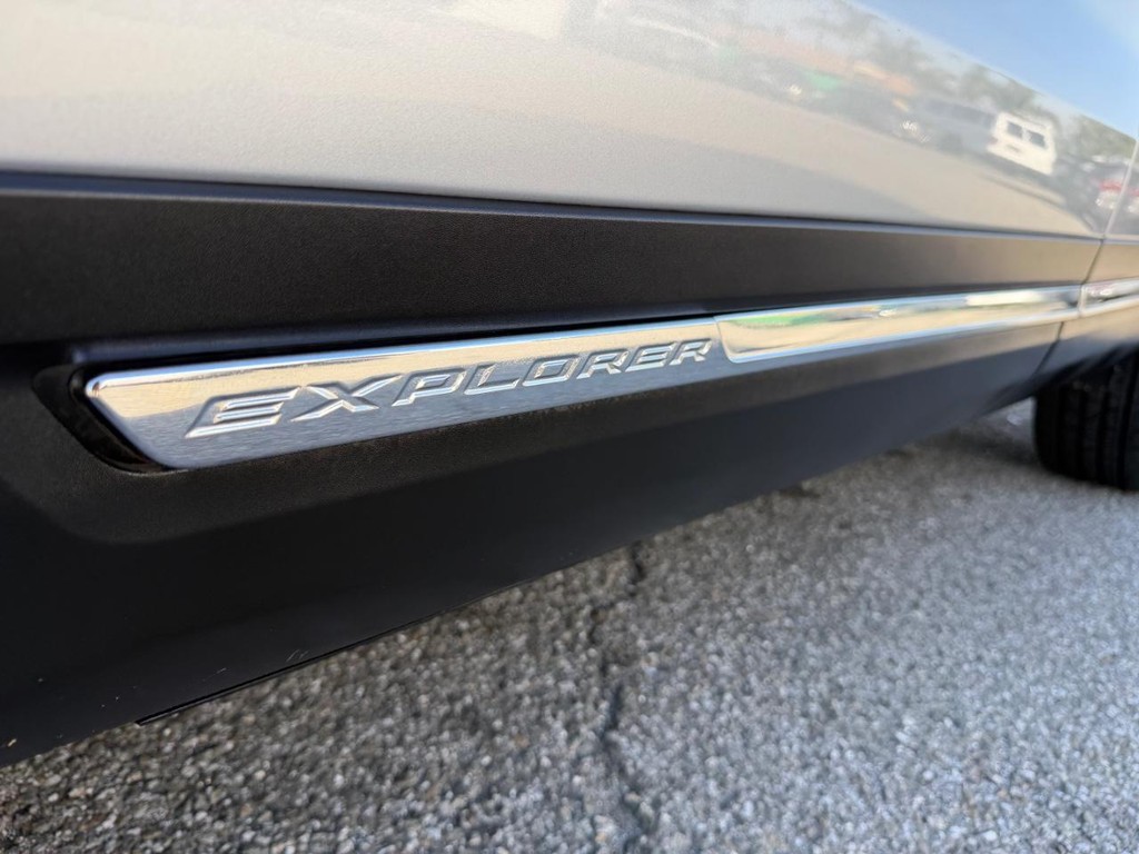 Ford Explorer Vehicle Full-screen Gallery Image 64