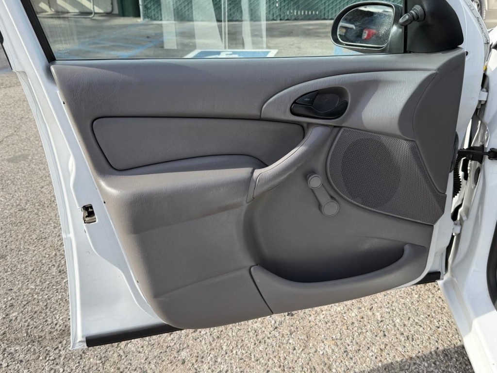 Ford Focus Vehicle Full-screen Gallery Image 15