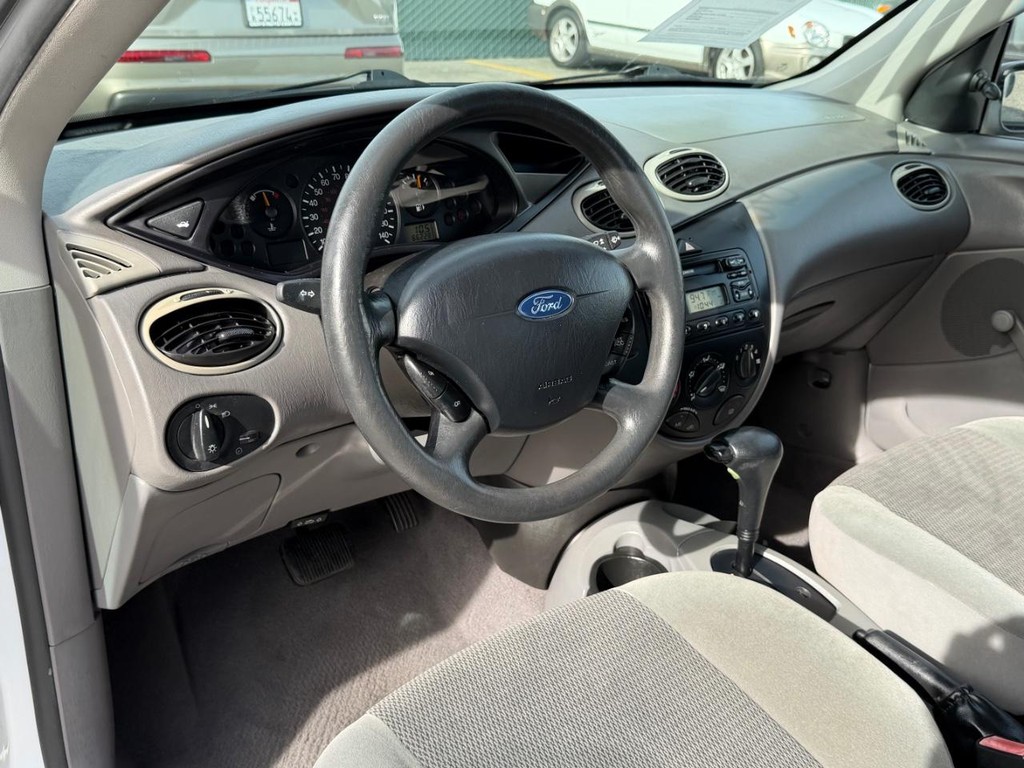 Ford Focus Vehicle Full-screen Gallery Image 16