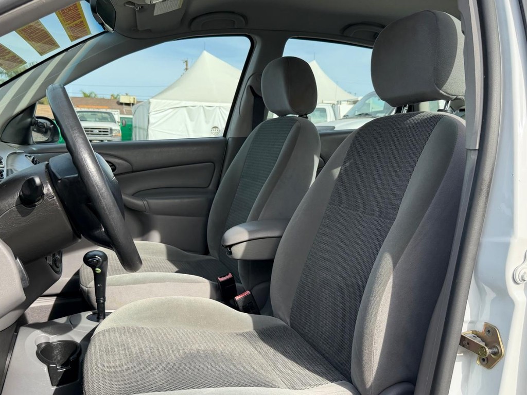 Ford Focus Vehicle Full-screen Gallery Image 18