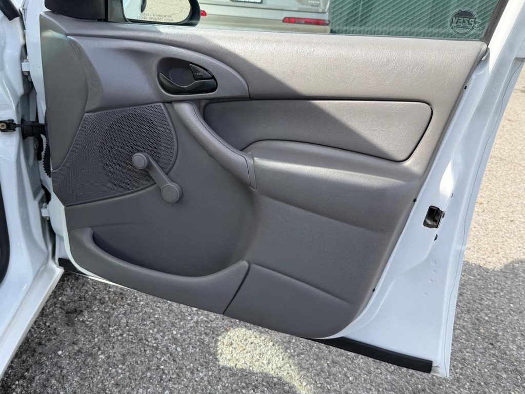 Ford Focus Vehicle Full-screen Gallery Image 19