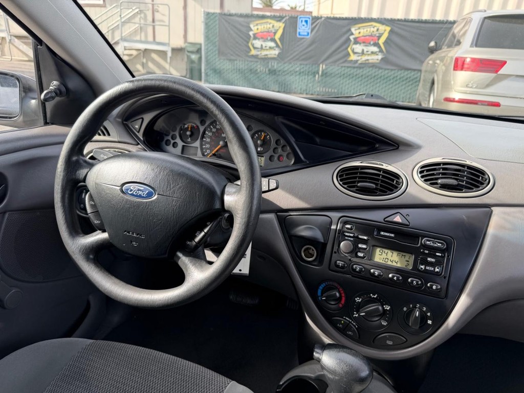 Ford Focus Vehicle Full-screen Gallery Image 24