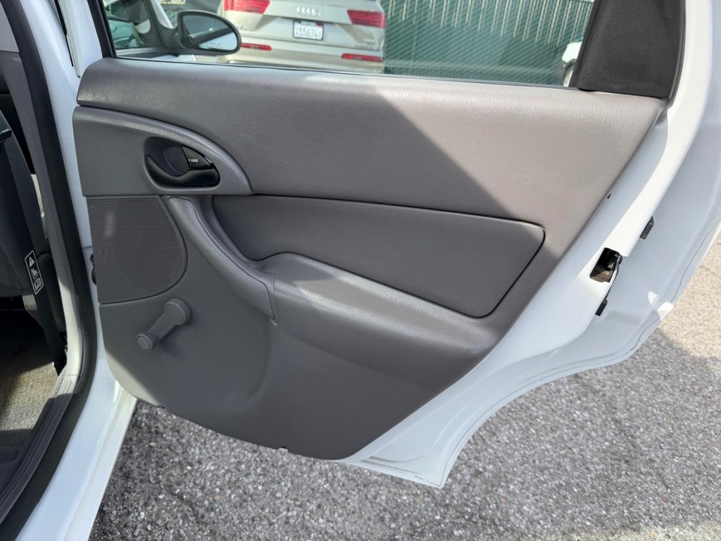 Ford Focus Vehicle Full-screen Gallery Image 32