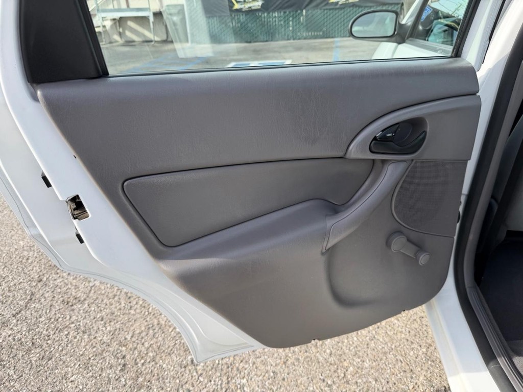 Ford Focus Vehicle Full-screen Gallery Image 34