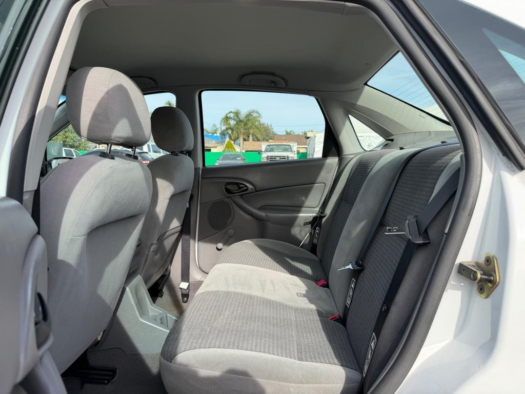 Ford Focus Vehicle Full-screen Gallery Image 35