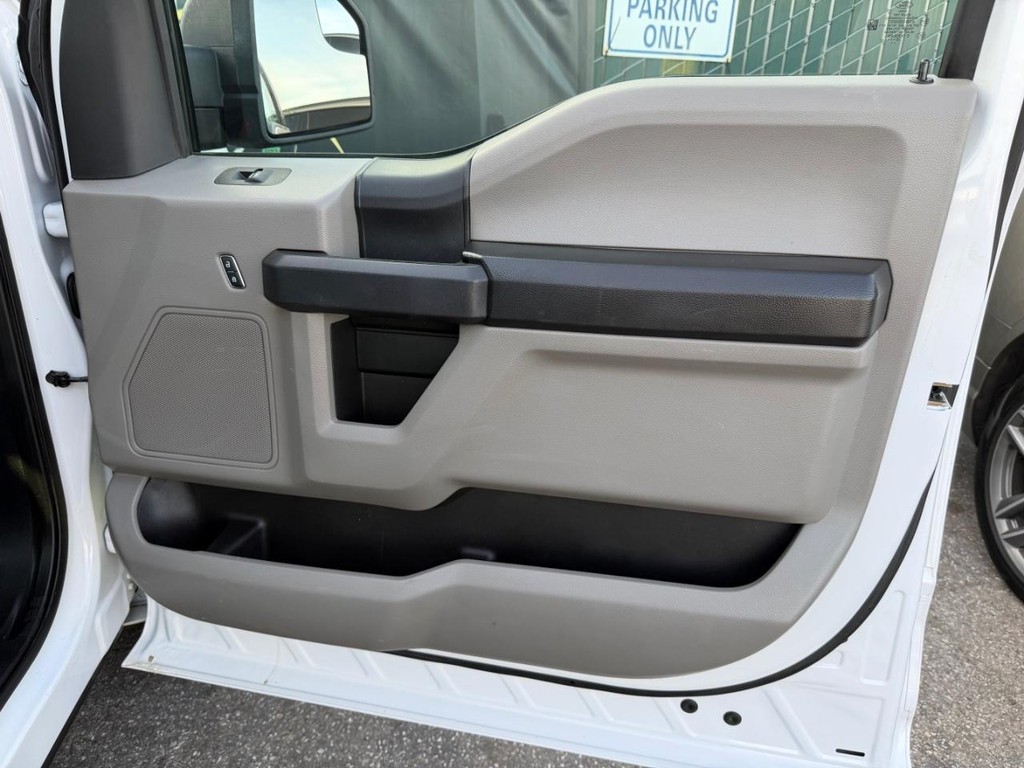 Ford F-150 Vehicle Full-screen Gallery Image 19