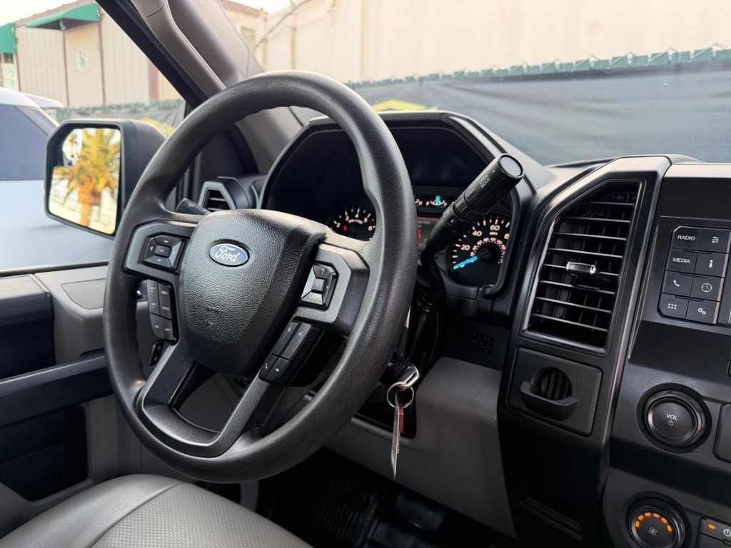 Ford F-150 Vehicle Full-screen Gallery Image 23