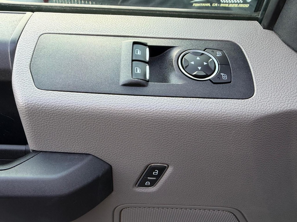 Ford F-150 Vehicle Full-screen Gallery Image 29