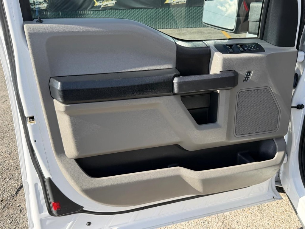 Ford F-150 Vehicle Full-screen Gallery Image 15