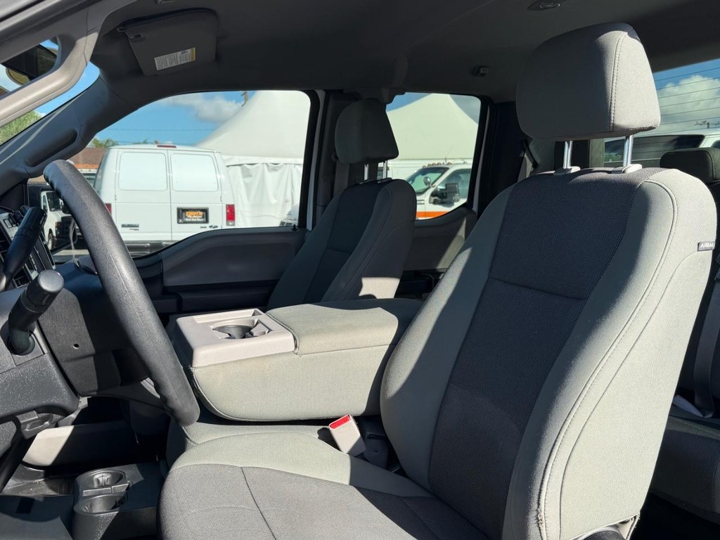 Ford F-150 Vehicle Full-screen Gallery Image 18