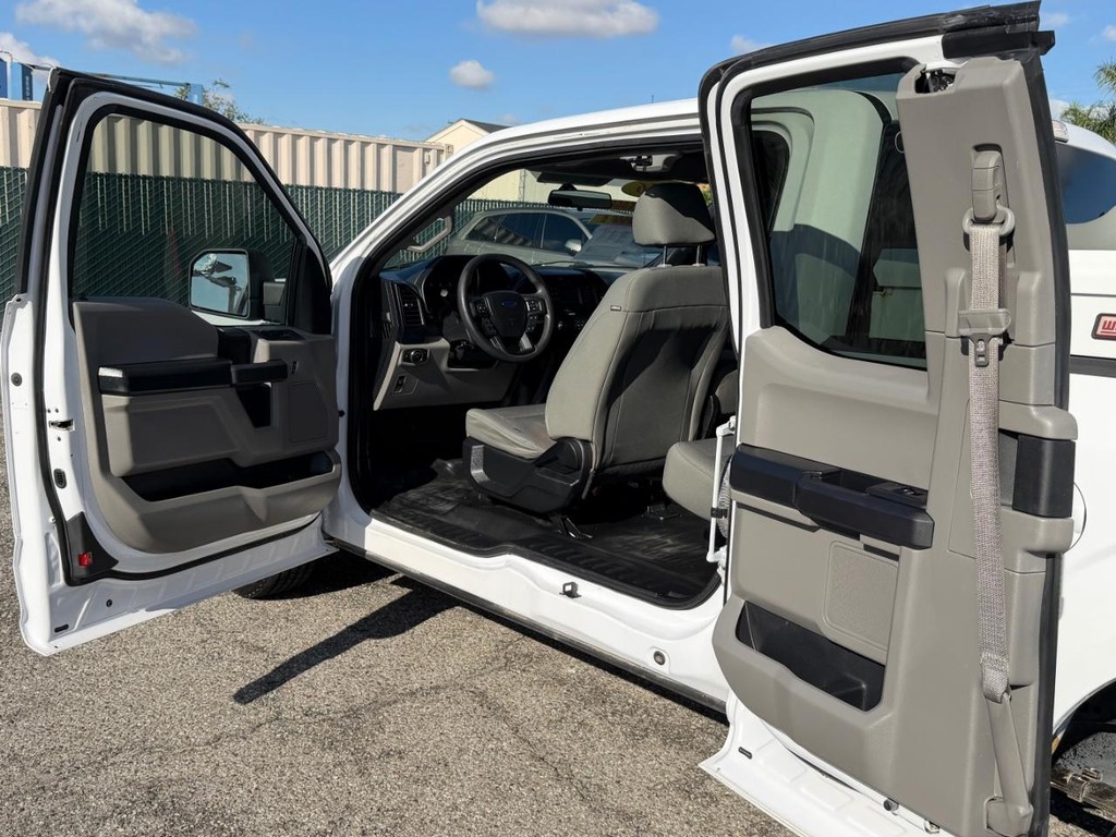 Ford F-150 Vehicle Full-screen Gallery Image 21