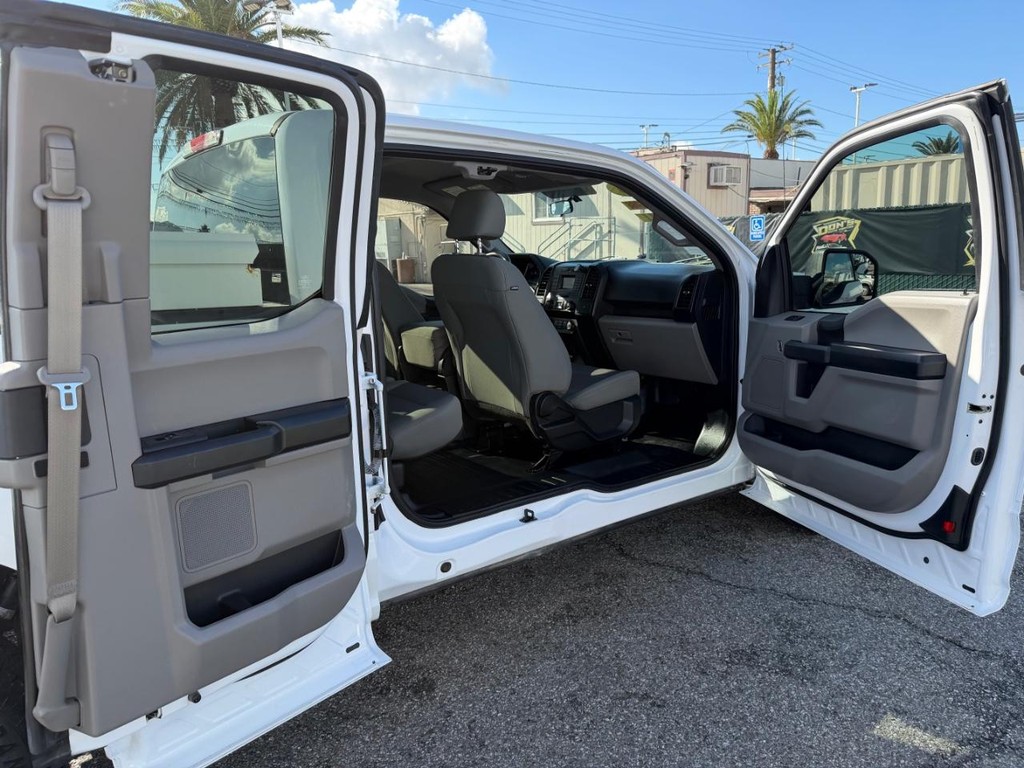 Ford F-150 Vehicle Full-screen Gallery Image 28