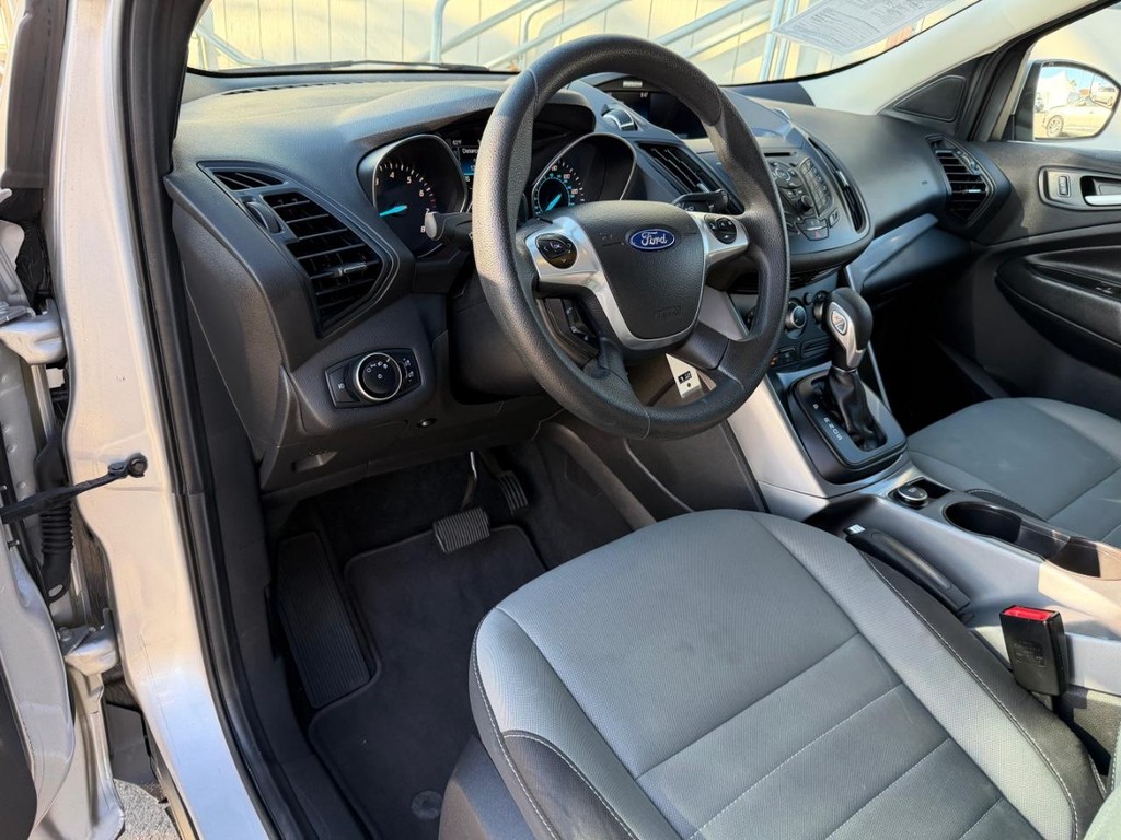 Ford Escape Vehicle Full-screen Gallery Image 16