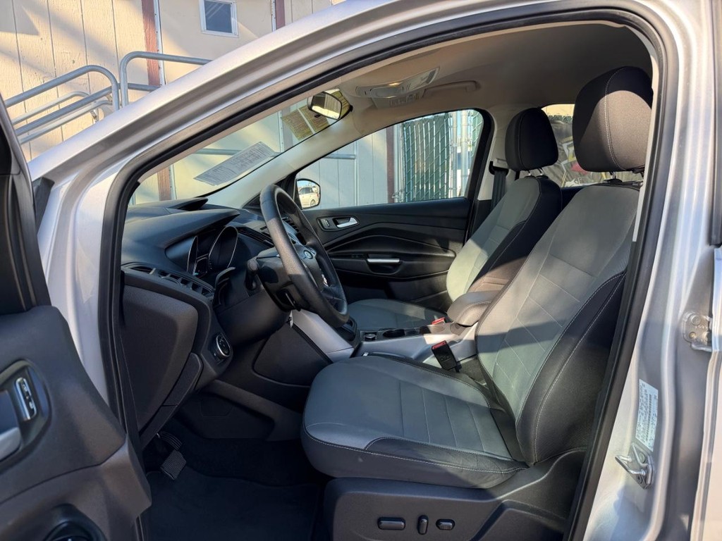 Ford Escape Vehicle Full-screen Gallery Image 17