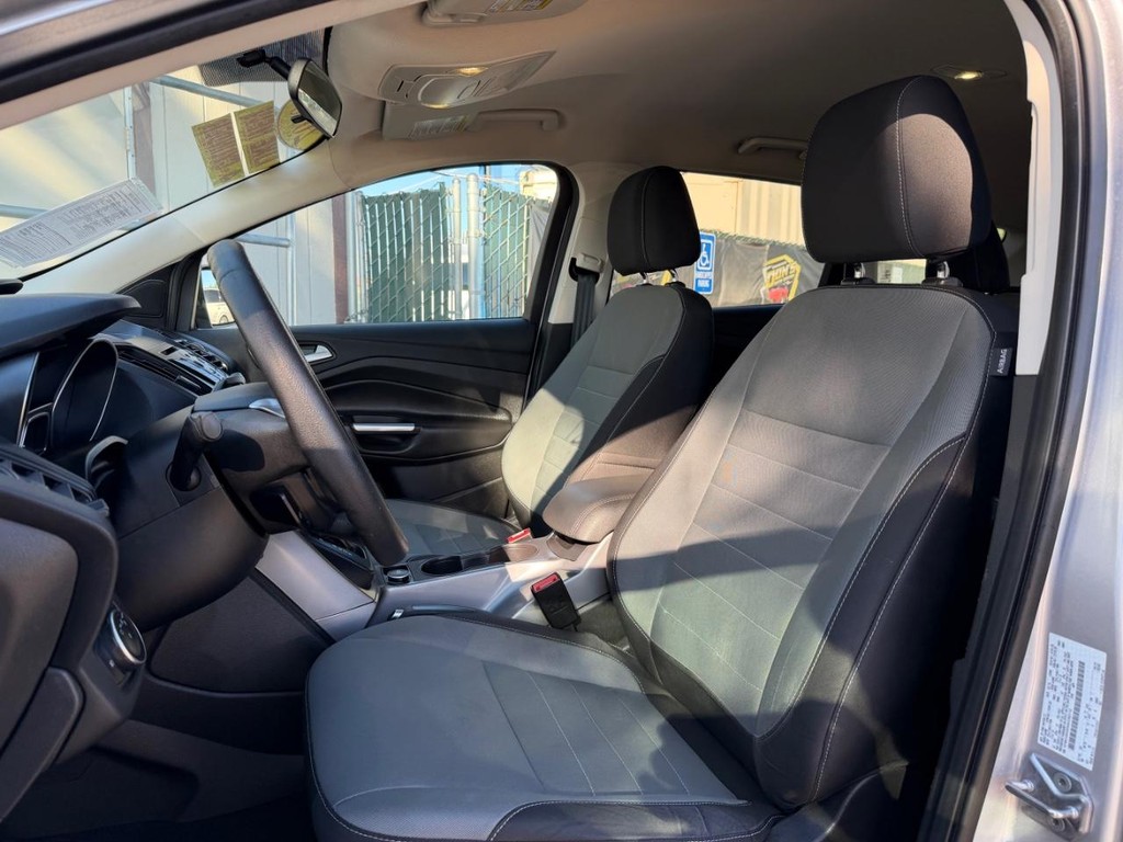 Ford Escape Vehicle Full-screen Gallery Image 18