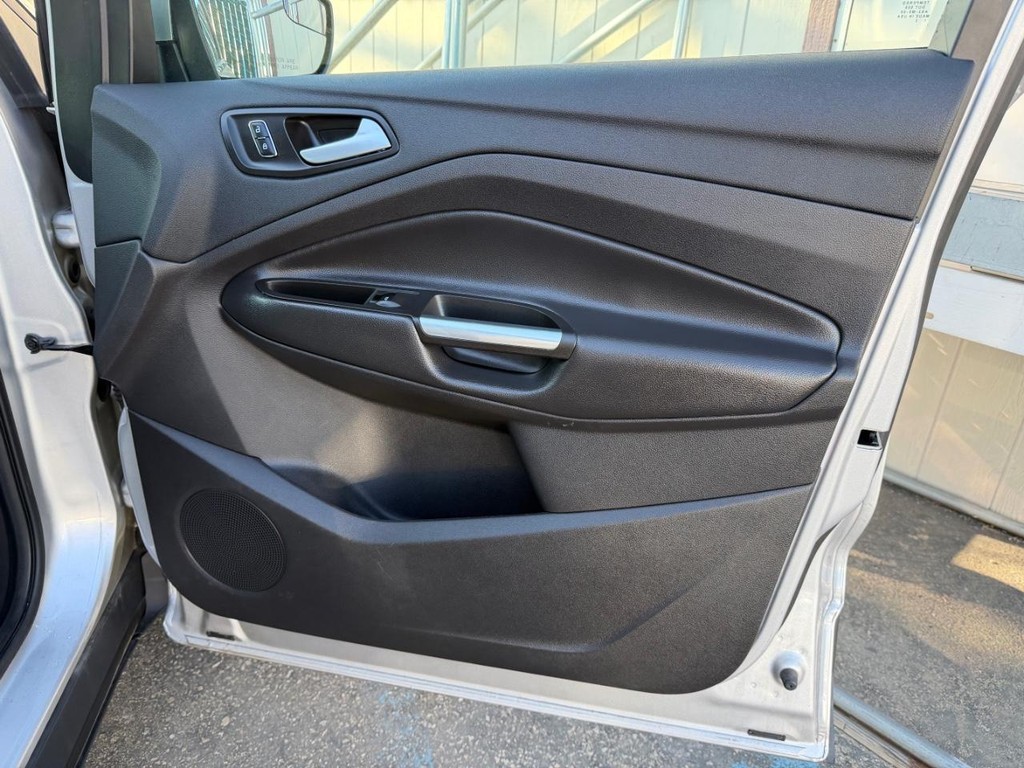 Ford Escape Vehicle Full-screen Gallery Image 19