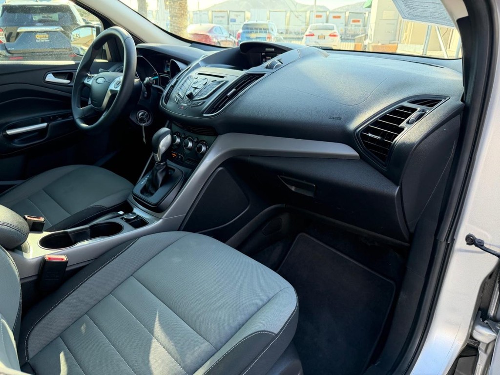 Ford Escape Vehicle Full-screen Gallery Image 20