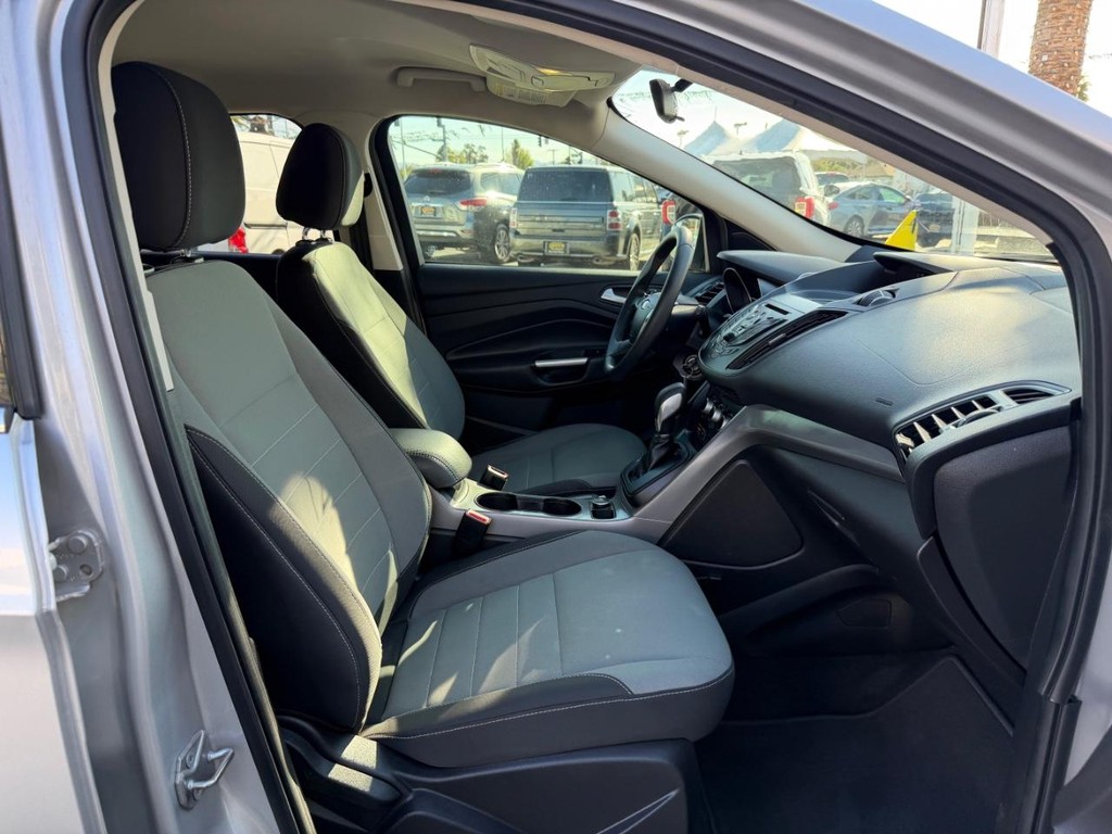 Ford Escape Vehicle Full-screen Gallery Image 21